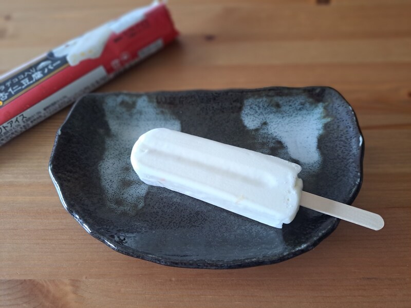 シャトレーゼのアイス「ナタデココ入り杏仁豆腐バー」は見た目以上に杏仁豆腐の味がする