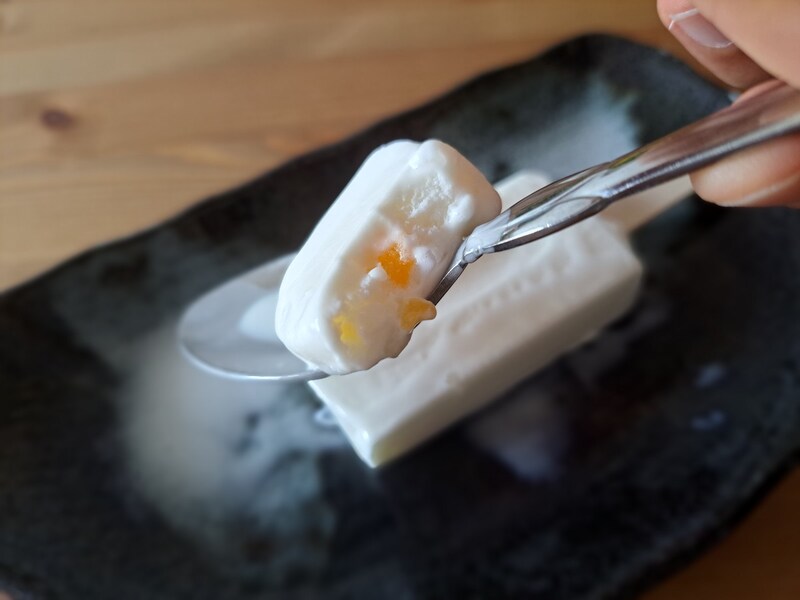 シャトレーゼのアイス「ナタデココ入り 杏仁豆腐バー」はフルーツたっぷり