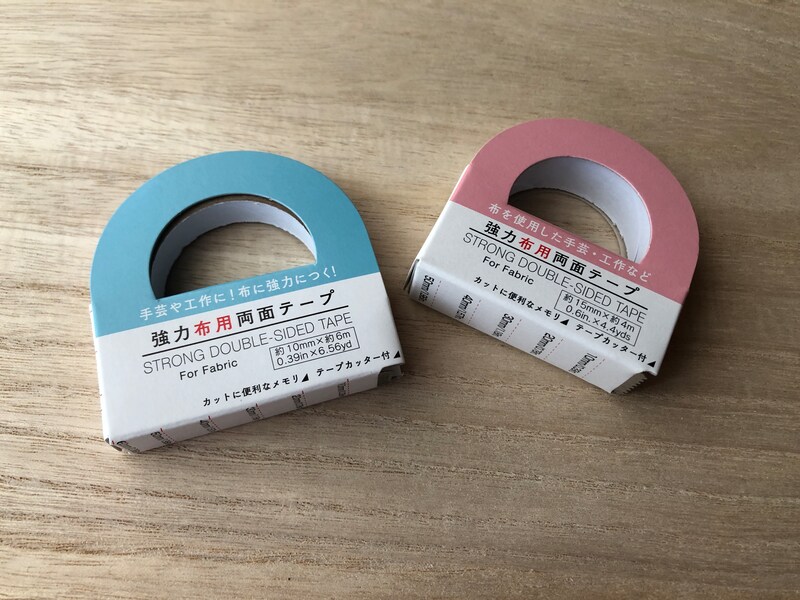 ダイソーの「強力布用両面テープ」は、幅と長さの違いで2種類