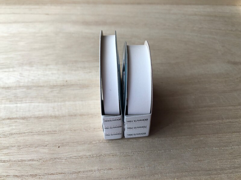 右が幅が15mm、左が幅が10mmの強力布用両面テープ