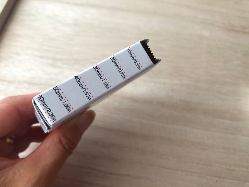 ダイソーの「強力布用両面テープ」のカバーは目盛り付き