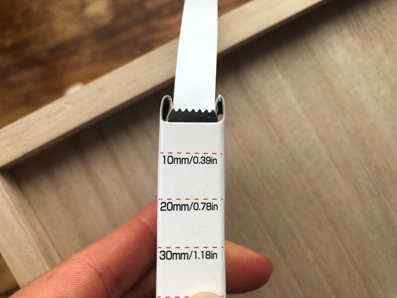 ダイソーの「強力布用両面テープ」はカッター付きでハサミ不要