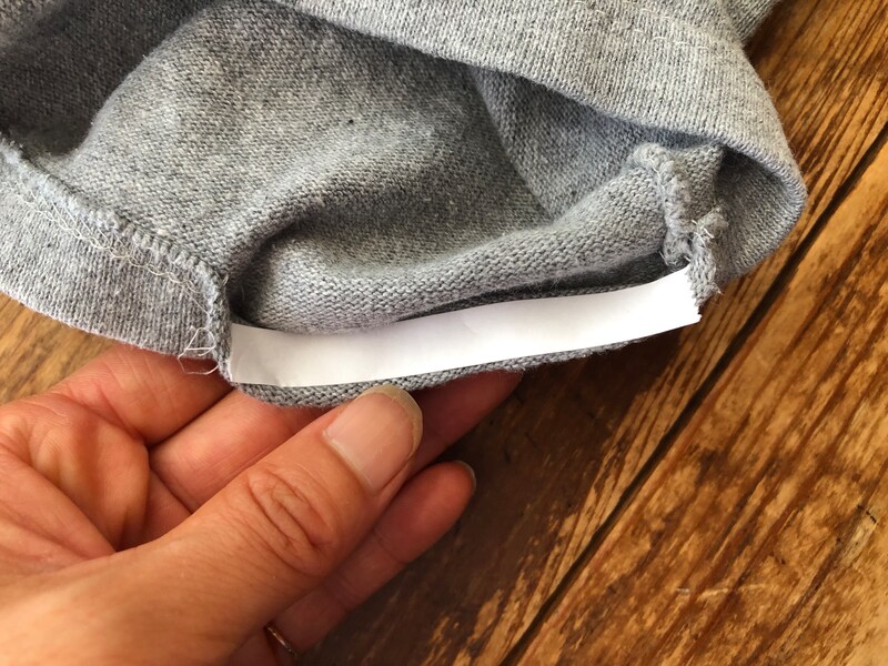 ダイソーの「強力布用両面テープ」を洋服の裾のほつれ部分につける