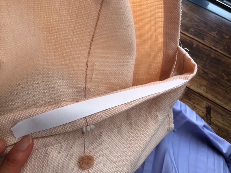 ダイソーの「強力布用両面テープ」のはくり紙をとればOK