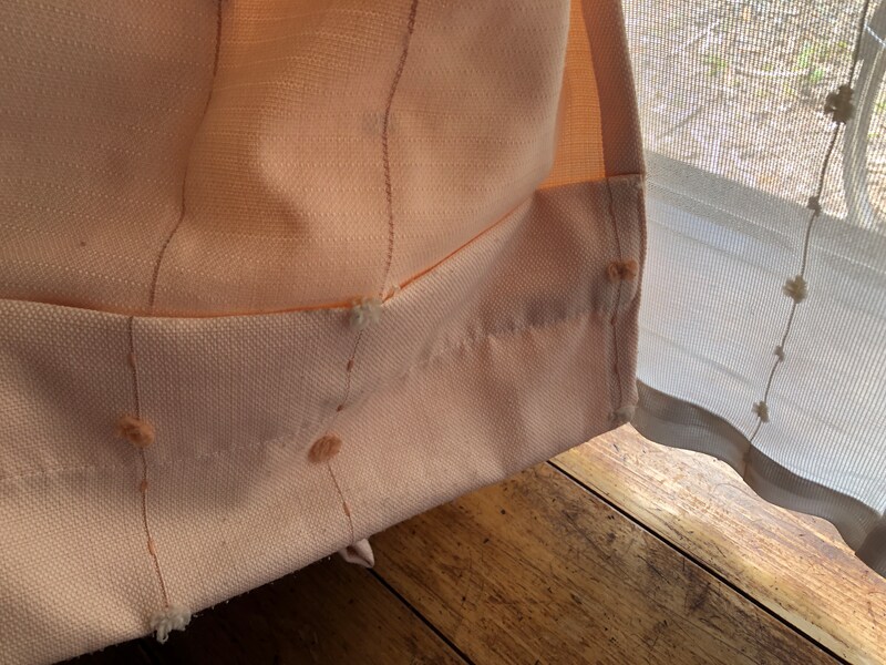 ダイソーの「強力布用両面テープ」を使用すれば、カーテンの長さ調整も簡単