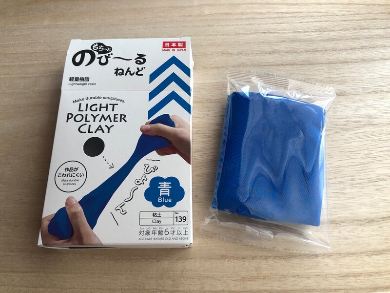 ダイソーの「もちっと のびーるねんど 青」