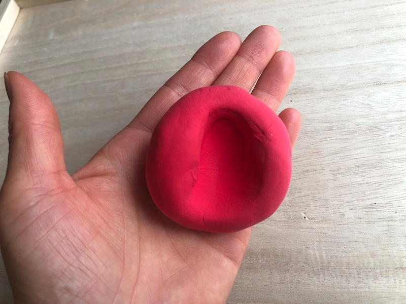 ダイソーの「もちっと のびーるねんど」は手につきにくい