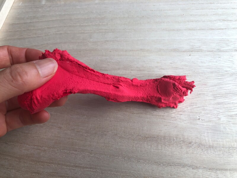 ダイソーの「もちっと のびーるねんど」はプチッと切れることなく伸びる