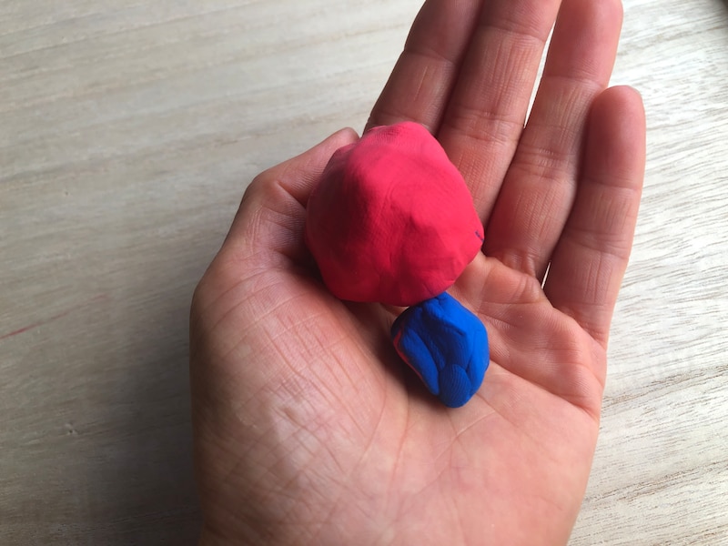 「もちっと のびーるねんど」の赤5と青1の割合で混ぜてみる