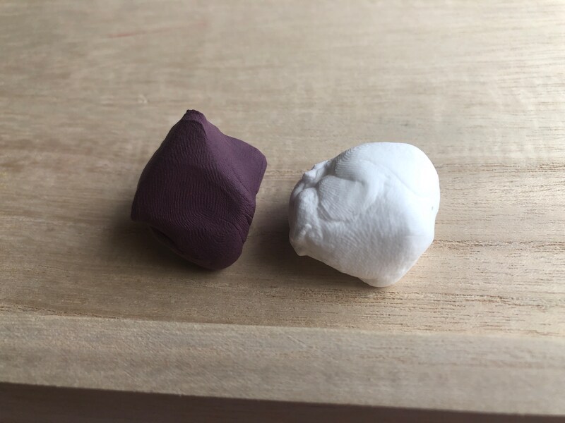 出来上がった赤紫に、白を混ぜてみる