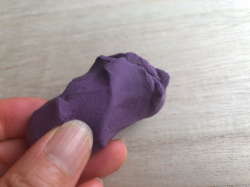 落ち着いた紫色になる