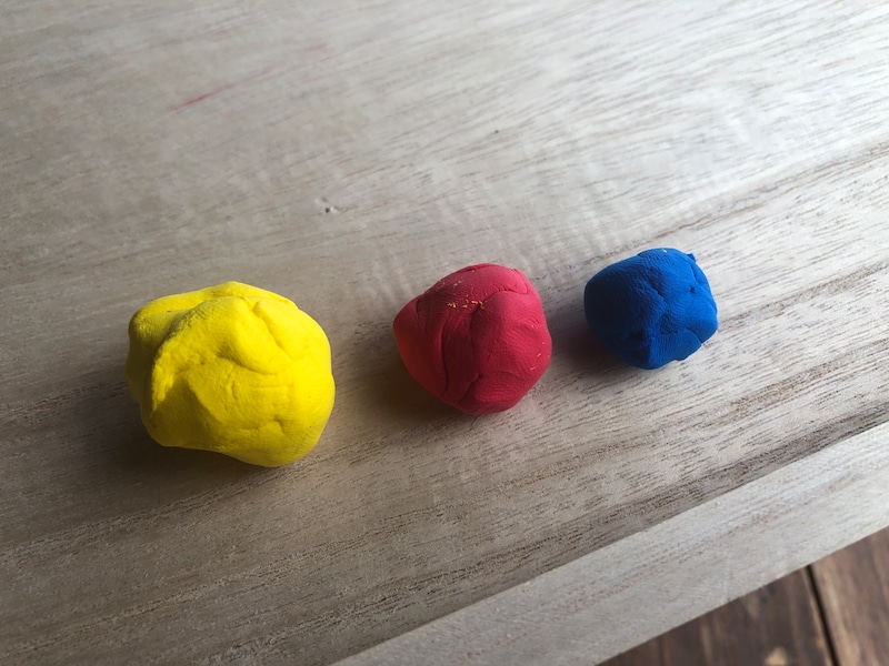 「もちっと のびーるねんど」の赤２、青２、黄色３を混ぜてみる