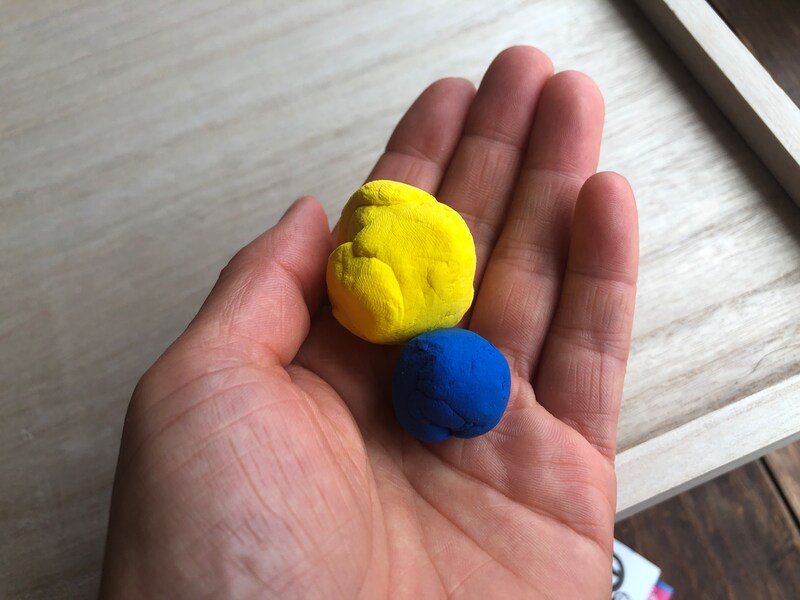 「もちっと のびーるねんど」青2、黄色5を混ぜる