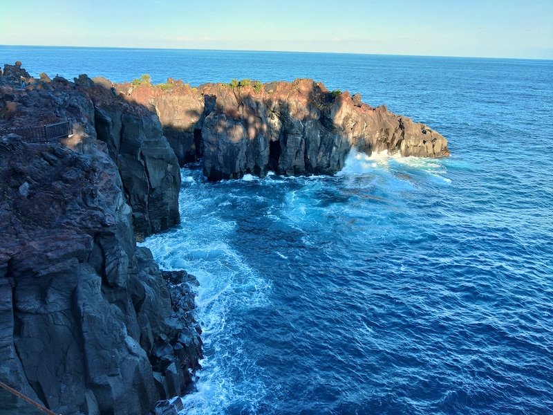 城ヶ崎海岸。すぐ近くにはスリル満点のつり橋も！