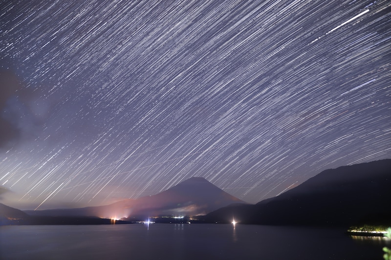 本栖湖から富士山をのぞむ。光跡写真は案外カンタンに撮れます!