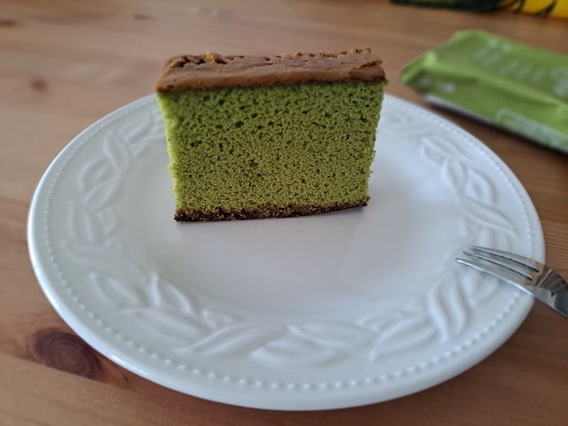 シャトレーゼの「抹茶カステラ（五三焼製法）」はお皿で映える濃い緑色
