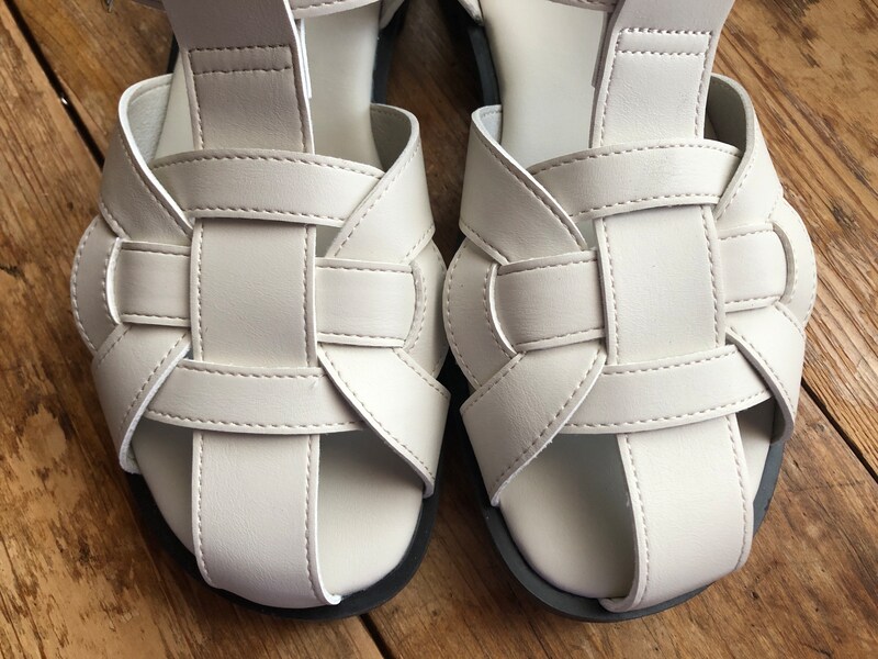 グルカサンダルは、甲の部分で編み込みがあり足が覆われている