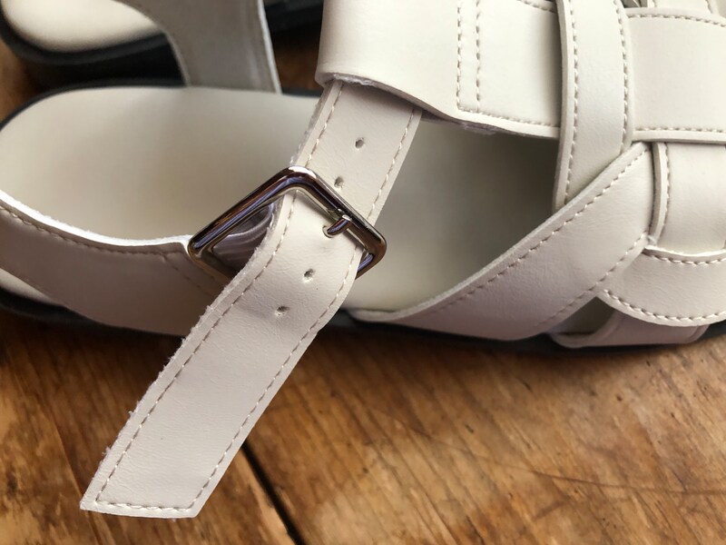 最初は金具での調整が必要かもしれない