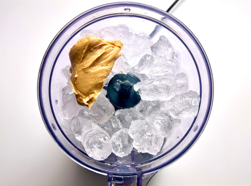 フードプロセッサーに氷とピーナッツバターを入れる