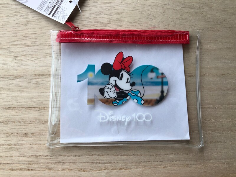 ダイソーの「ディズニー100 プラチナデザインシリーズ」の「フラットポーチ」