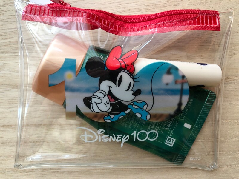 ダイソーの「ディズニー100 プラチナデザインシリーズ」の「フラットポーチ」は透明で何が入っているかすぐわかる