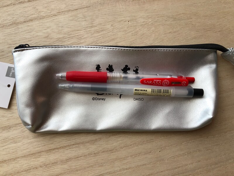 ダイソーの「ディズニー100 プラチナデザインシリーズ」の「ペンケース」にはペンも問題なく入る