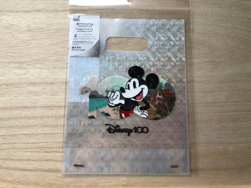 ダイソーの「ディズニー100 プラチナデザインシリーズ」の「底マチホログラムハンドルバッグ」