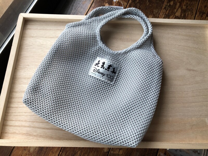 ダイソーの「ディズニー100 プラチナデザインシリーズ」の「メッシュトートバッグ」