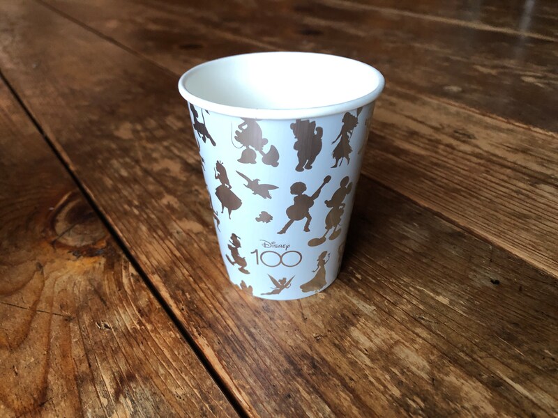 ダイソーの「ディズニー100 プラチナデザインシリーズ」の「ペーパーカップ」