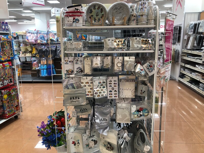ダイソーの「ディズニー100 プラチナデザインシリーズ」の特設コーナー