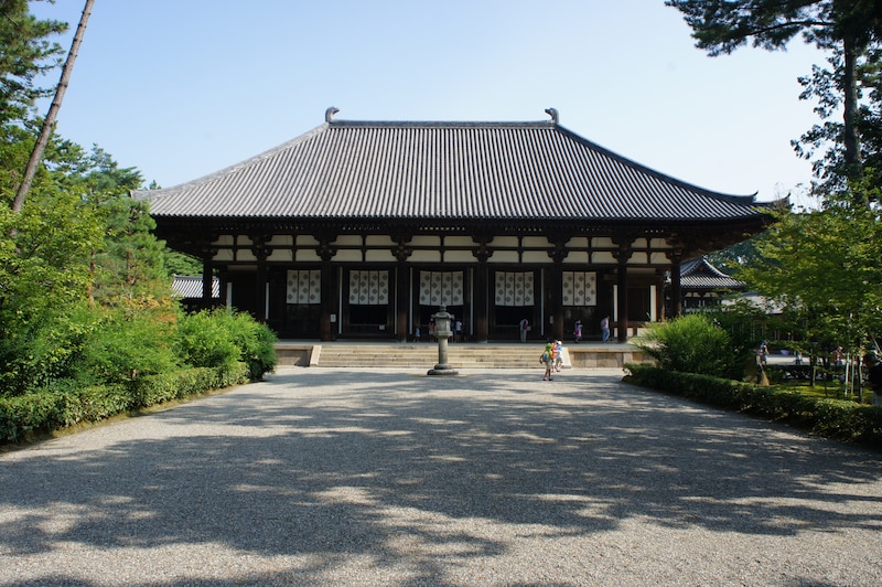 唐招提寺の金堂です。手前の石灯篭が特徴的です。