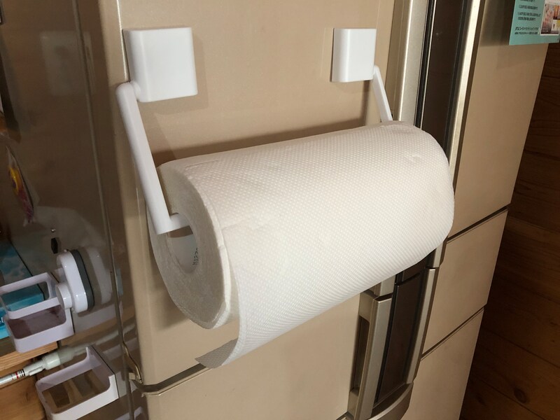 セリアの「キッチンペーパーホルダー（ビッグサイズ対応）」はマグネット式で冷蔵庫につけられる