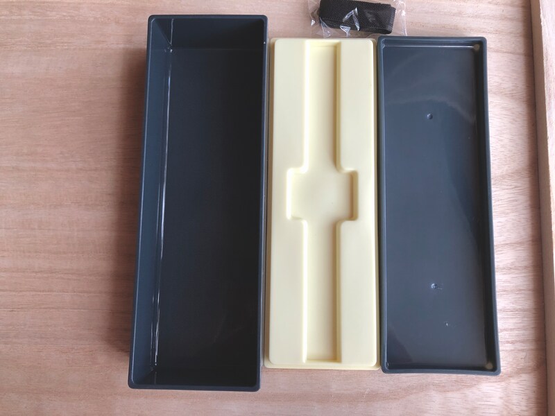 ダイソーの「スリム弁当箱」は中ぶたにお箸を入れられる