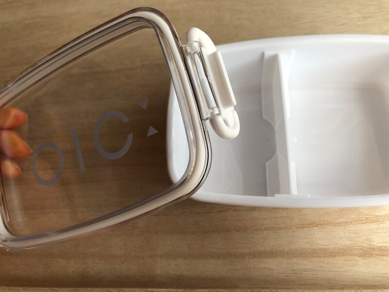 ダイソーの「ランチボックス（仕切り付）」はロック式でパッキンもしっかりしている