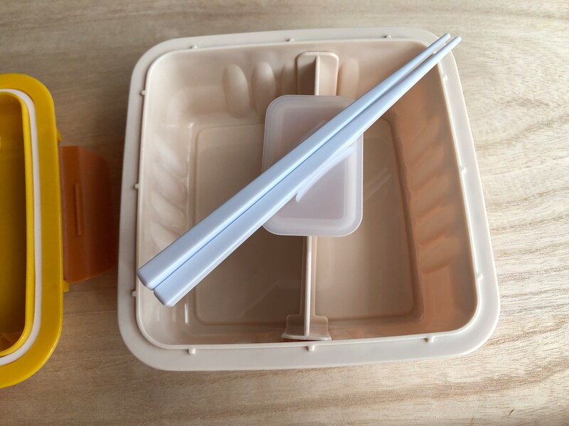 ダイソーの「ランチボックス（チップ＆デール）」はお箸付き