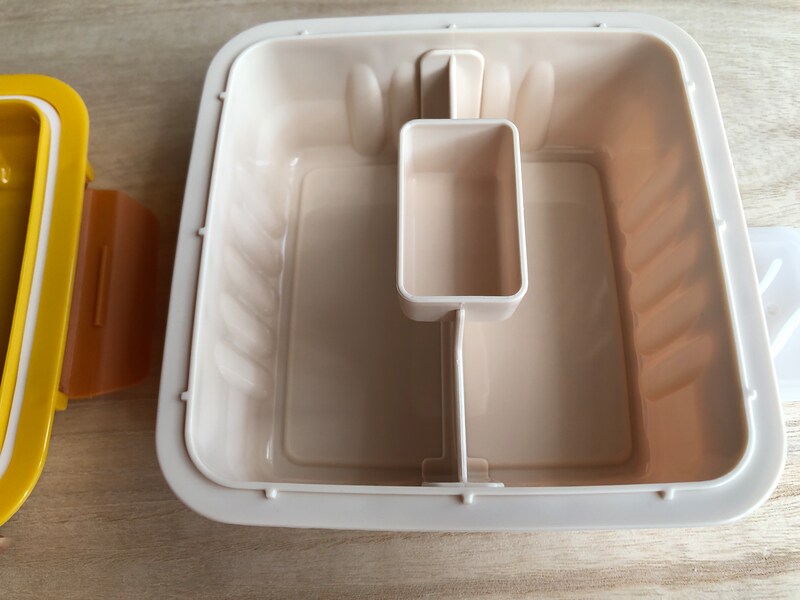 小さなスペースにはケチャップやソースを入れられそう