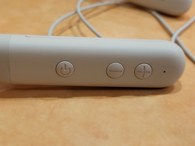 ネックバンド部分のボタン