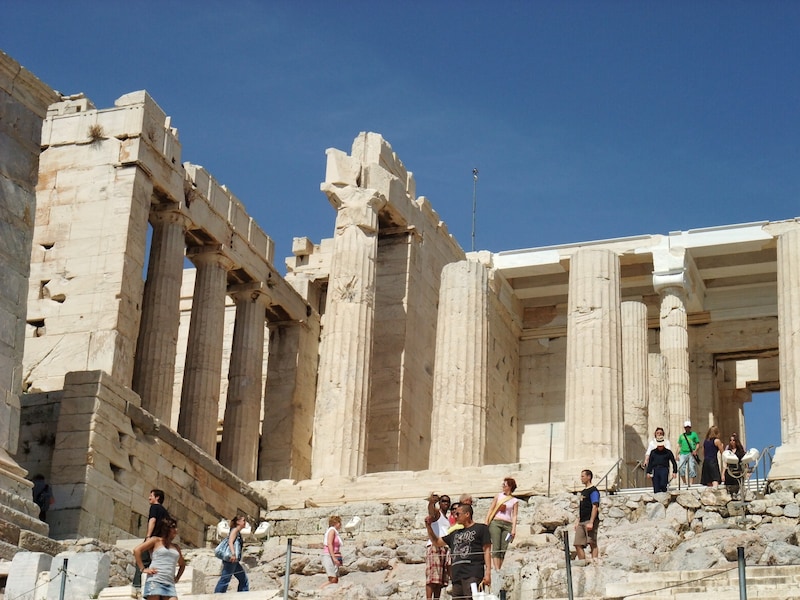 夏季、アテネのアクロポリスの遺跡など、日光を遮るものがない場所は本当に暑い……