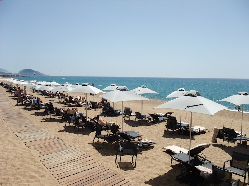 カラッとした暑さ、青く澄んだ水のギリシャのビーチは最高