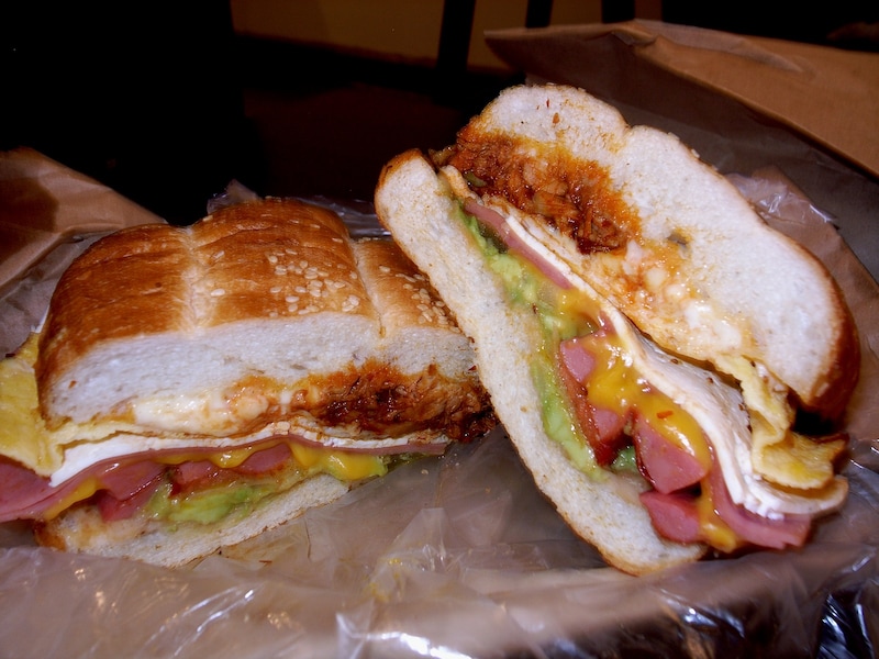 ハム、ソーセージ、チーズ、カツ、卵など、トルタの具を全部のっけたトルタ・クバーナ