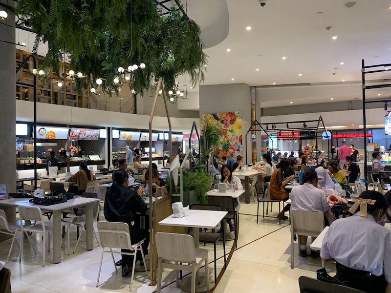 高級デパート・エムクオーティエのフードコート