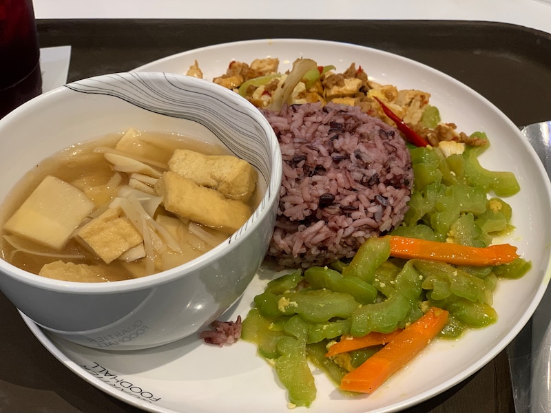 高級フードコートにて、ご飯とおかず3種盛り