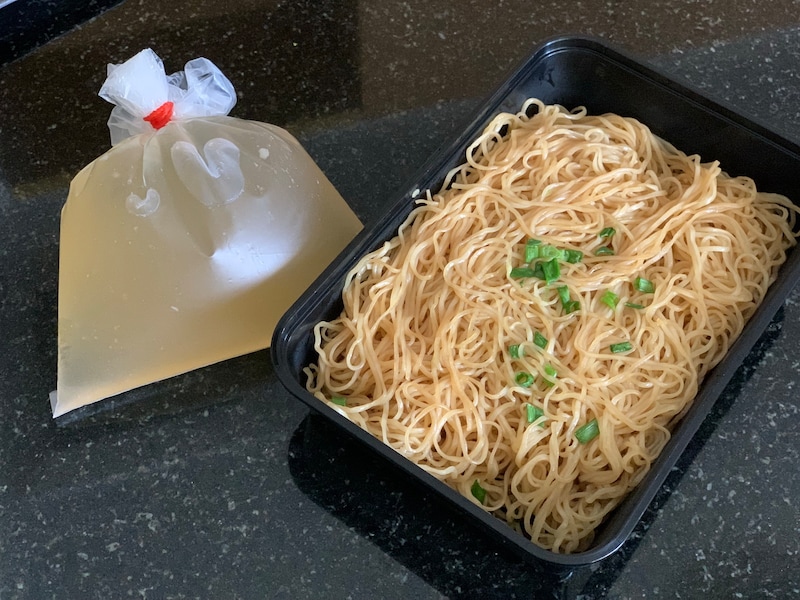 テイクアウトでは、スープはビニール袋に入れます