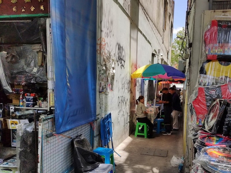 ビルのすき間に無理やり出店する屋台