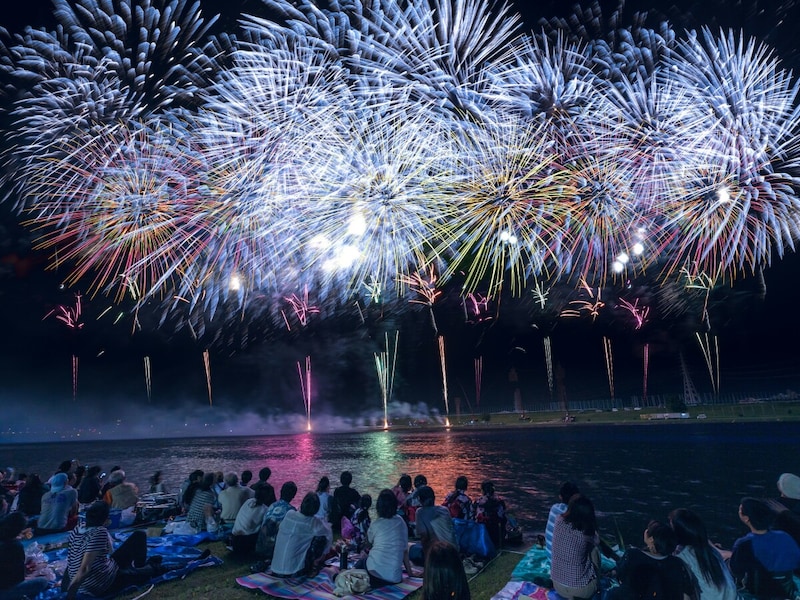 花火大会を見る場所というのは野外ですからね……そりゃ出ますよ