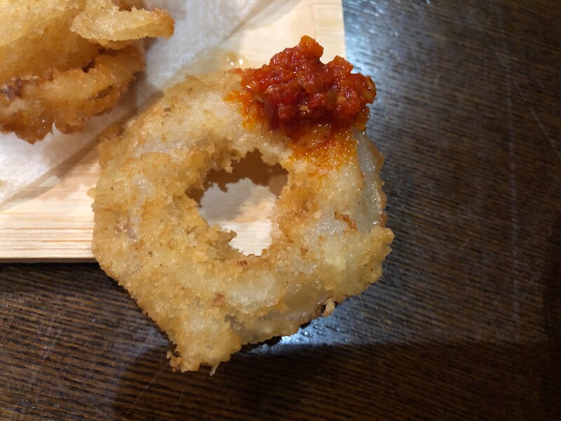 業務スーパーの「オニオンリングフライ」に「ハリッサ」をつける