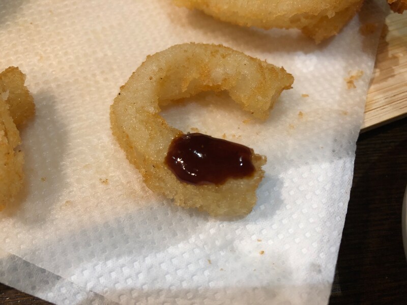 業務スーパーの「オニオンリングフライ」に味噌だれをかける