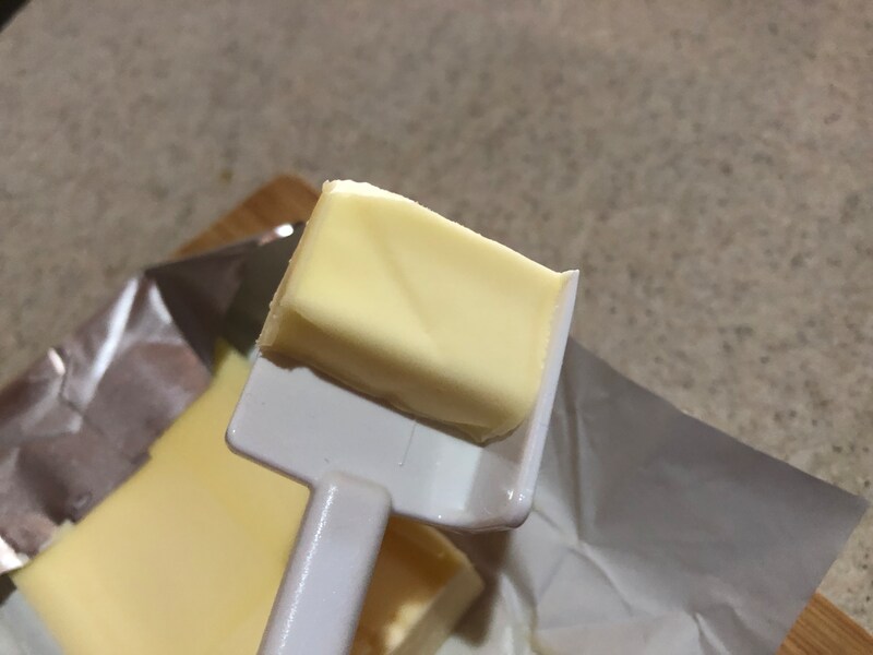 ダイソーの「バターカッター」を使えば簡単に、綺麗な形でカットできる