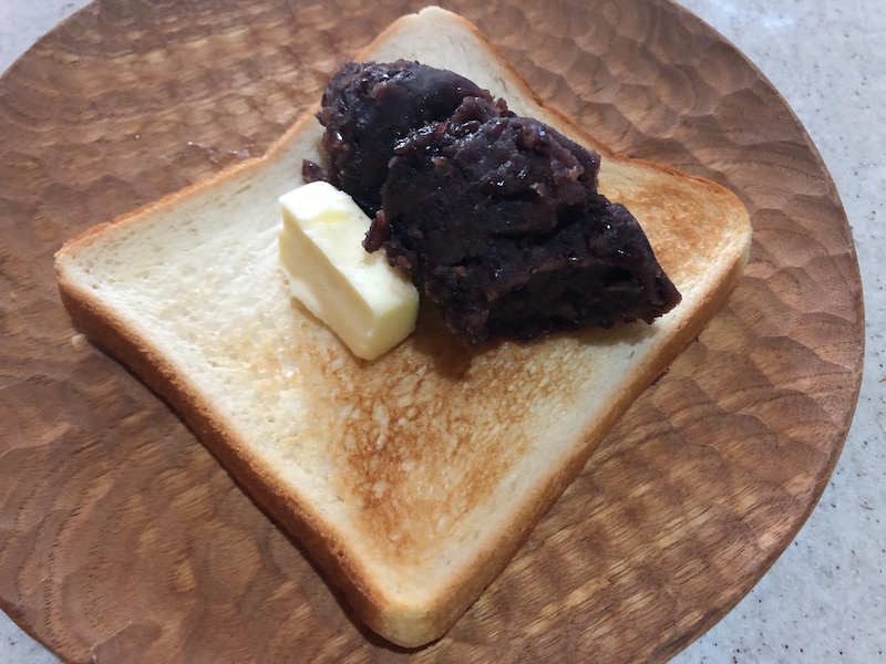 ダイソーの「バターカッター」でカットしたバターを使った小倉トースト