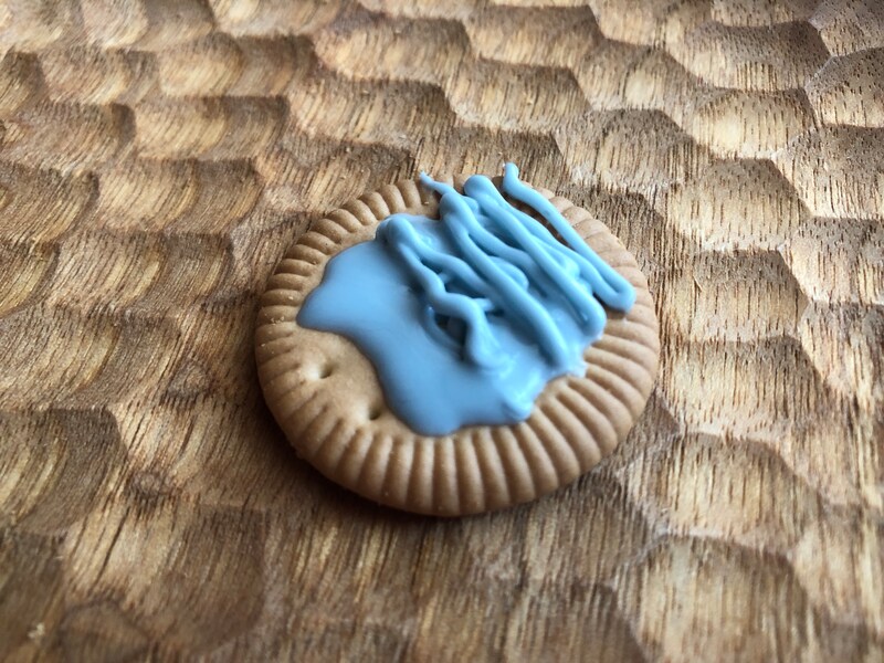 ビスケットにセリアの「チョコレートペン　ブルー」をつけてみる